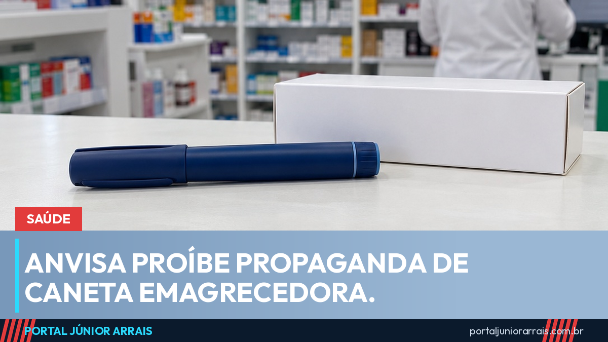 Caneta injetora de medicamento sem rótulo sobre o balcão de uma farmácia de bairro, com placa farmácia ao fundo