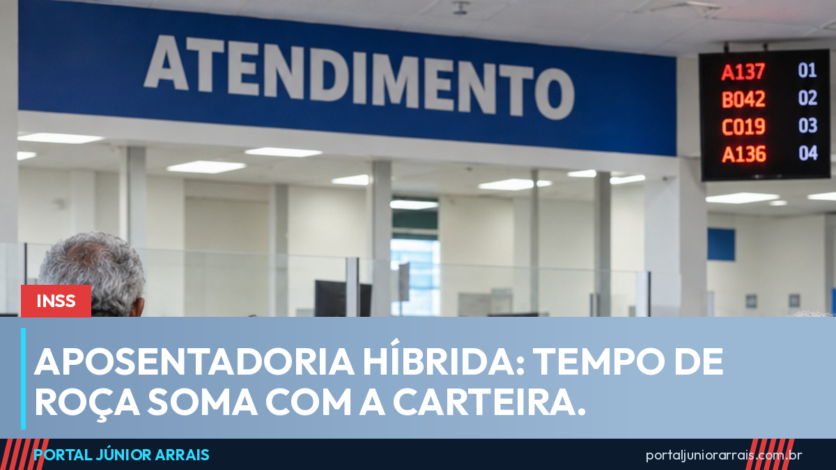 Sala de espera de repartição pública com cadeiras azuis, painel eletrônico de senhas e placa escrita "ATENDIMENTO".