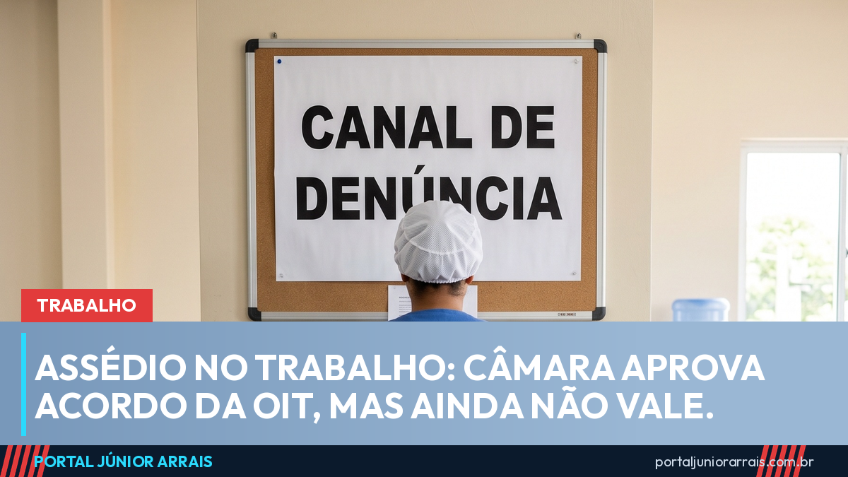 Trabalhadora de uniforme, vista de costas, lê cartaz CANAL DE DENÚNCIA no quadro de avisos de um refeitório de fábrica