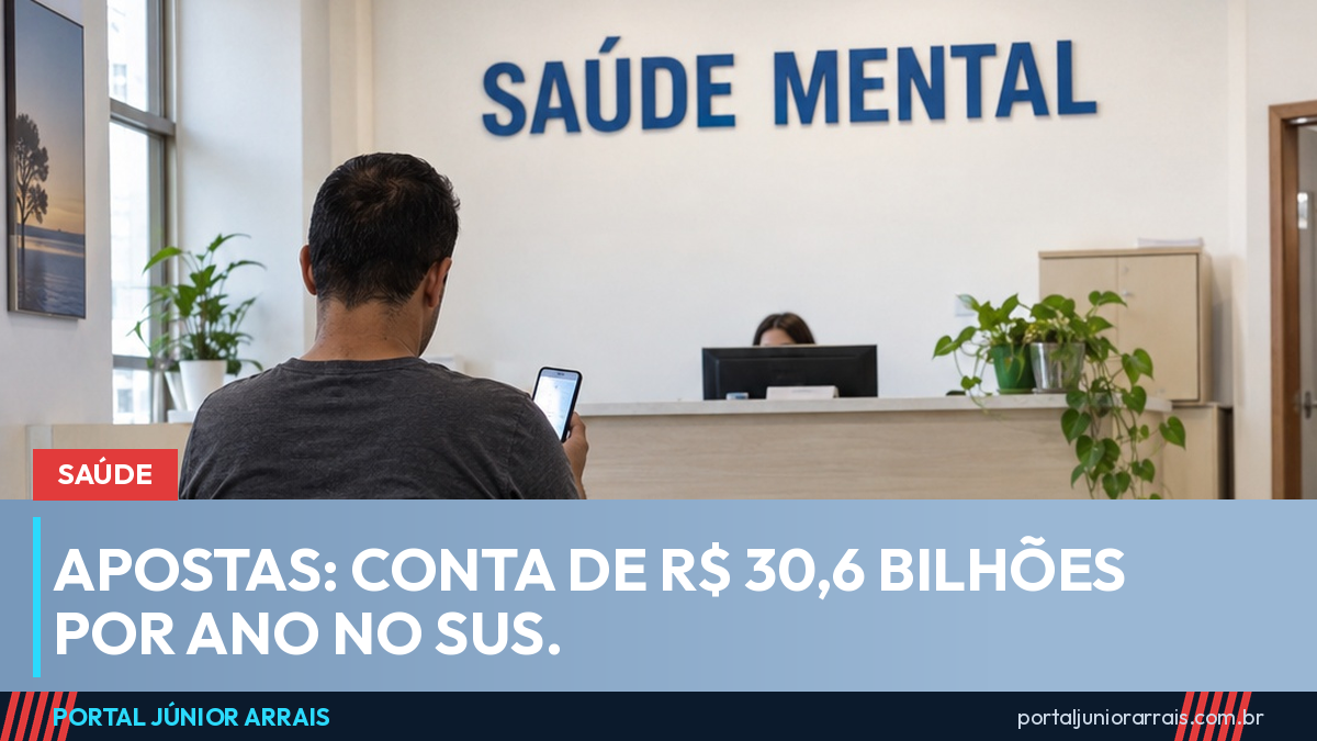 Homem de costas numa recepção de serviço público de saúde, com o celular na mão, sob placa escrita Saúde Mental