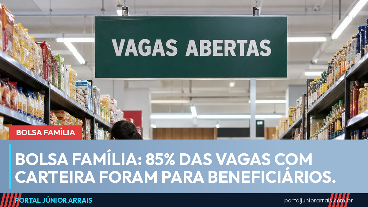 Corredor de supermercado iluminado com prateleiras organizadas, repositora de costas arrumando produtos e placa verde