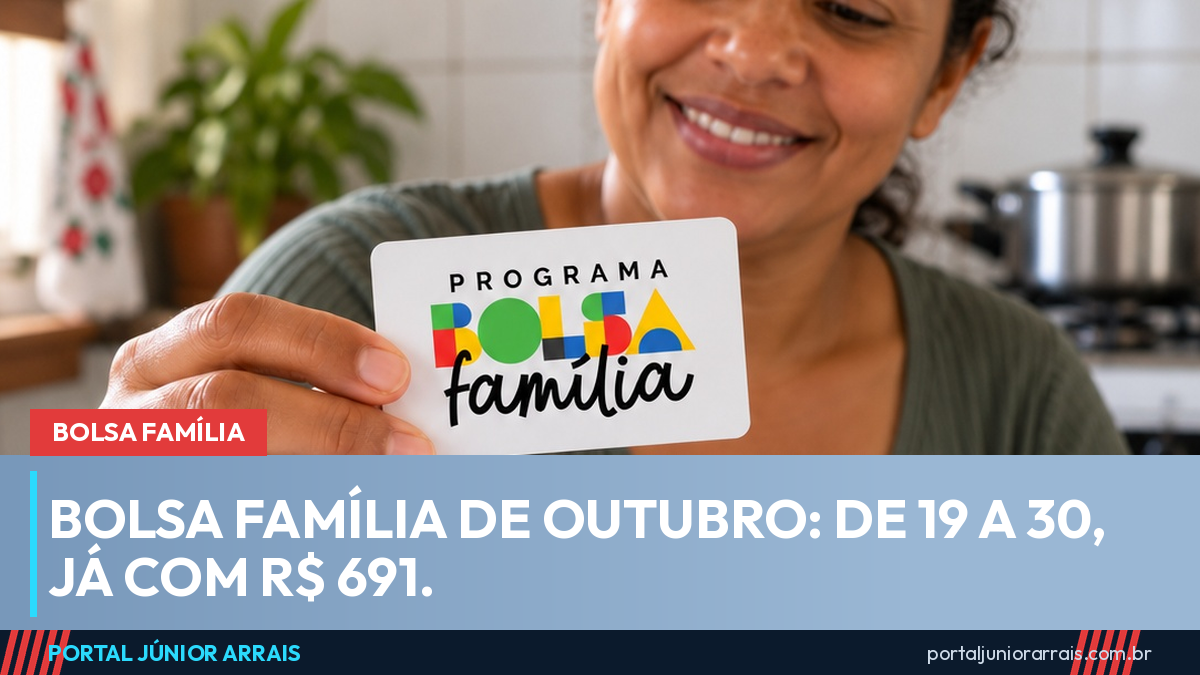 Mulher sorridente segura o cartão do Programa Bolsa Família à mesa da cozinha, com toalha xadrez azul, celular e caneca