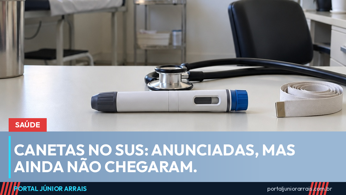 Caneta injetável genérica sobre a mesa de um consultório público, ao lado de estetoscópio e fita métrica, com placa Ambulatório na parede