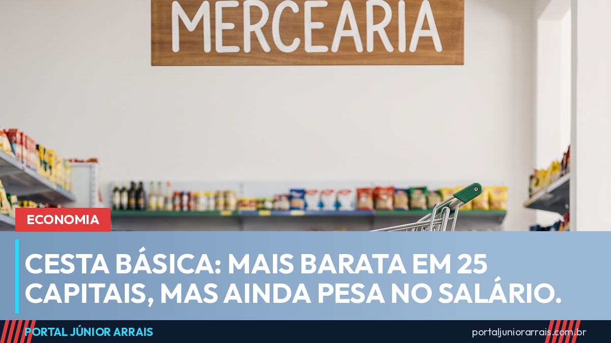 Carrinho de supermercado com arroz, feijão, café, óleo e leite no corredor de um mercado de bairro, sob a placa MERCEARIA