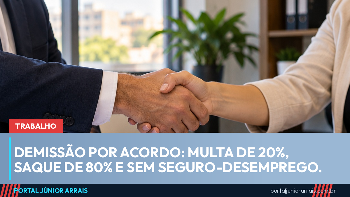Aperto de mão entre duas pessoas sobre a mesa de um escritório, com papéis e uma caneta, rostos fora do enquadramento.