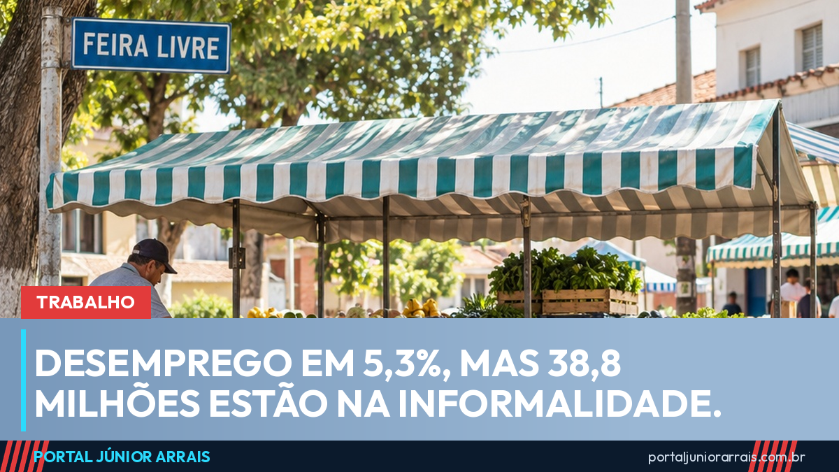 Barraca de frutas e verduras numa feira livre de rua, com o feirante arrumando a mercadoria ao fundo