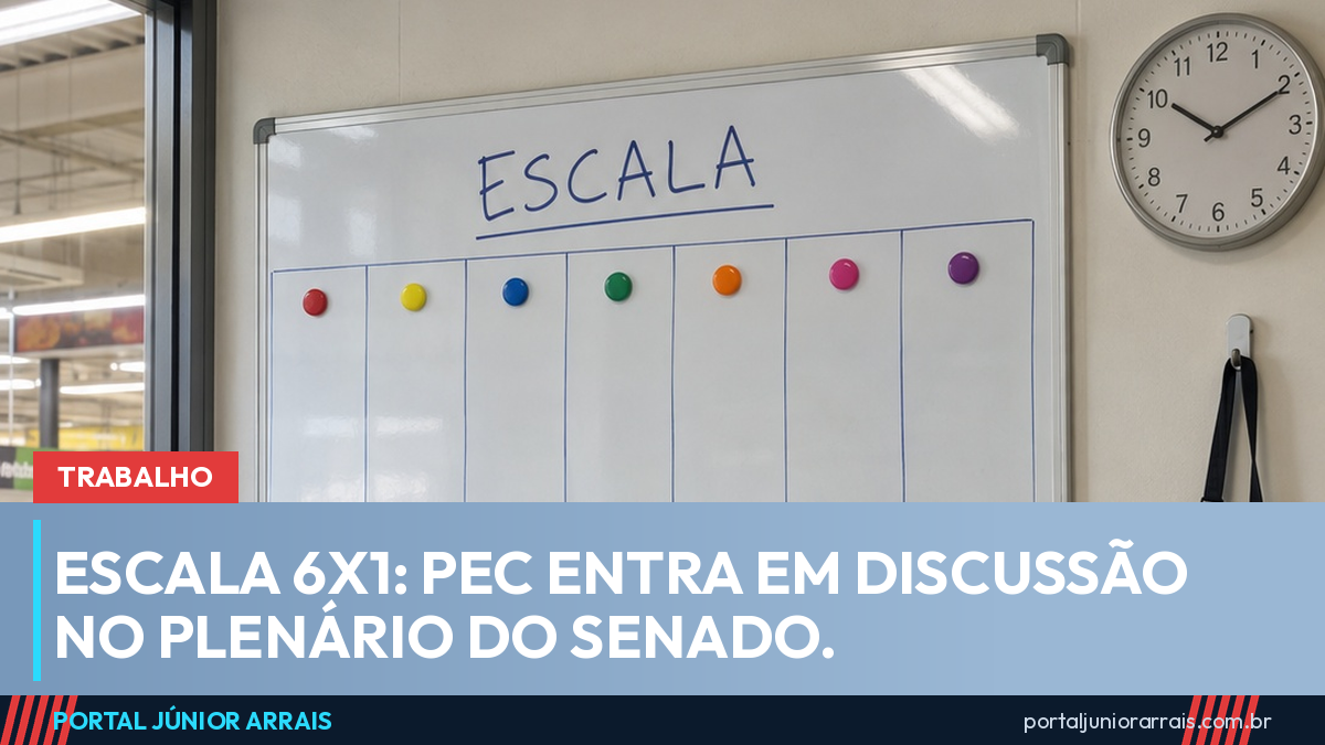 Quadro branco de escala semanal com ímãs coloridos na parede da sala de descanso de funcionários de um supermercado, ao lado de relógio e avental pendurado