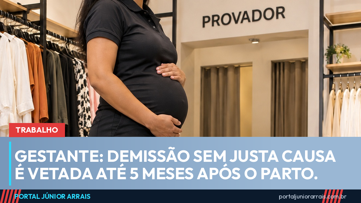 Mulher grávida de uniforme numa loja de roupas, com o rosto fora do enquadramento, perto de uma placa de PROVADOR.