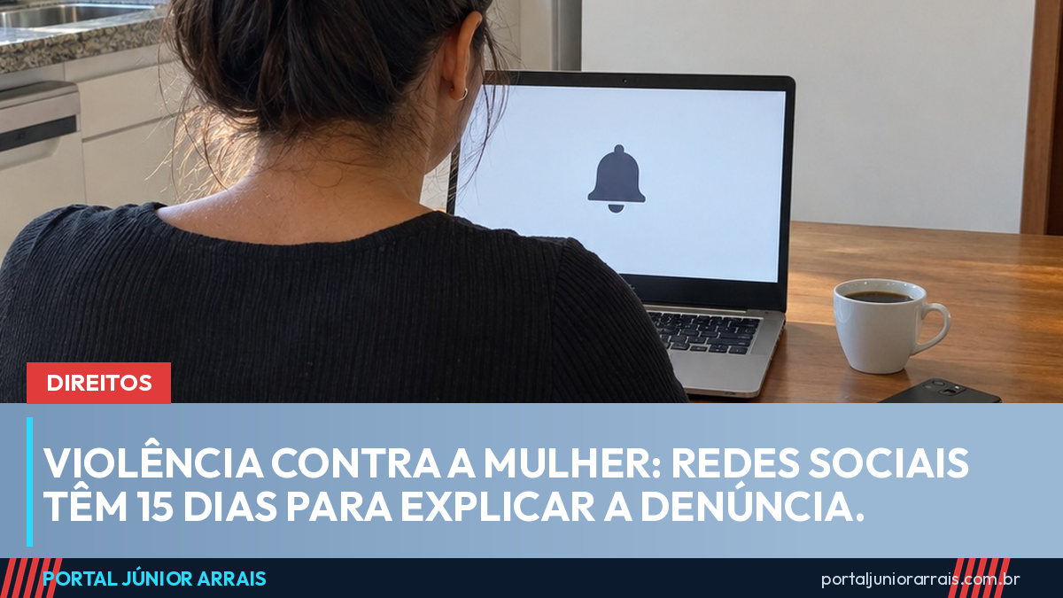 Mulher vista de costas, sentada à mesa da cozinha diante de um notebook cuja tela mostra apenas um ícone de sino de notificação