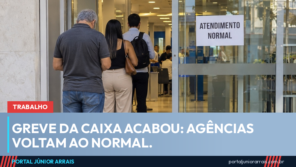 Fachada de agência bancária com a porta de vidro aberta, cartaz de atendimento normal e pessoas de costas na fila