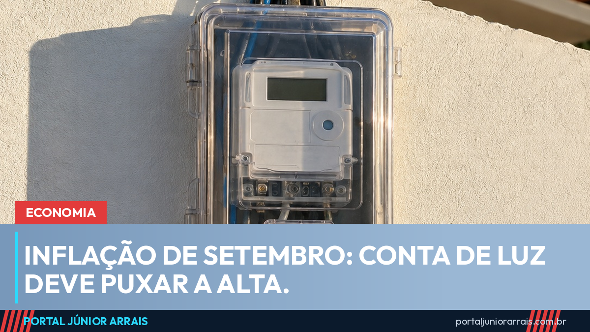 Medidor de energia elétrica digital dentro de caixa transparente instalado no muro claro de uma casa, com fios organizados e céu azul