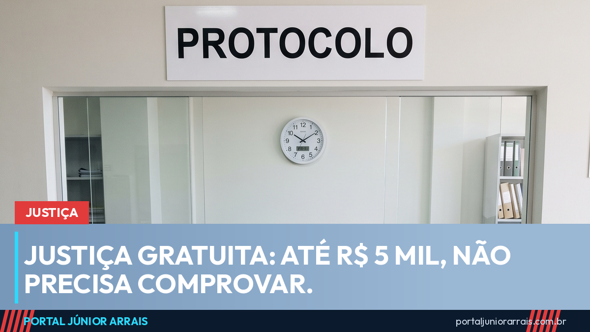 Guichê de protocolo de um fórum, com placa PROTOCOLO acima do balcão de granito e relógio na parede