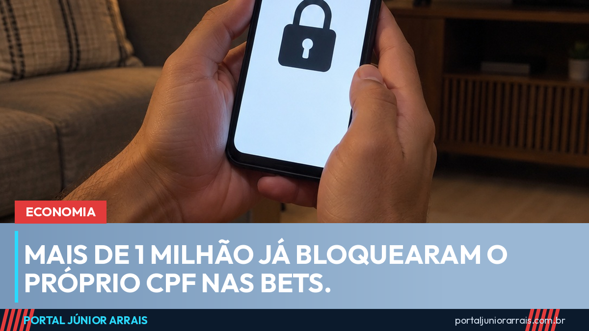 Mãos de um homem segurando um celular cuja tela mostra apenas um cadeado fechado, numa sala à noite com abajur aceso