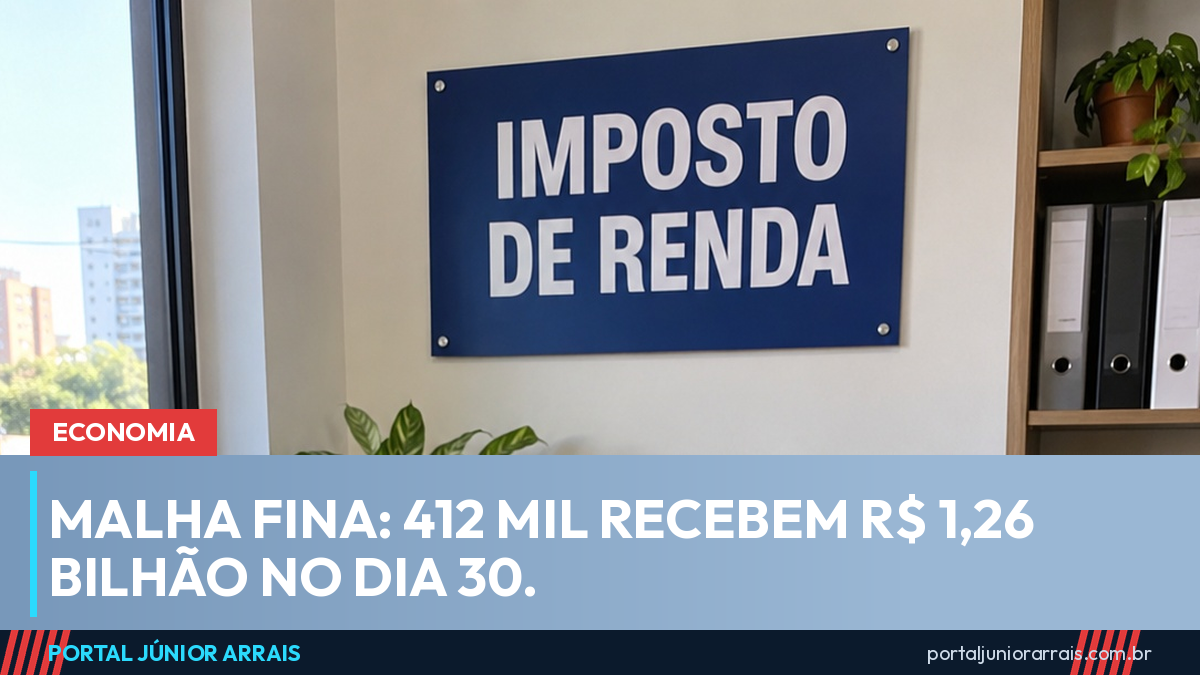 Escritório de contabilidade organizado, com placa azul escrita Imposto de Renda na parede e pasta, calculadora e celular sobre a mesa