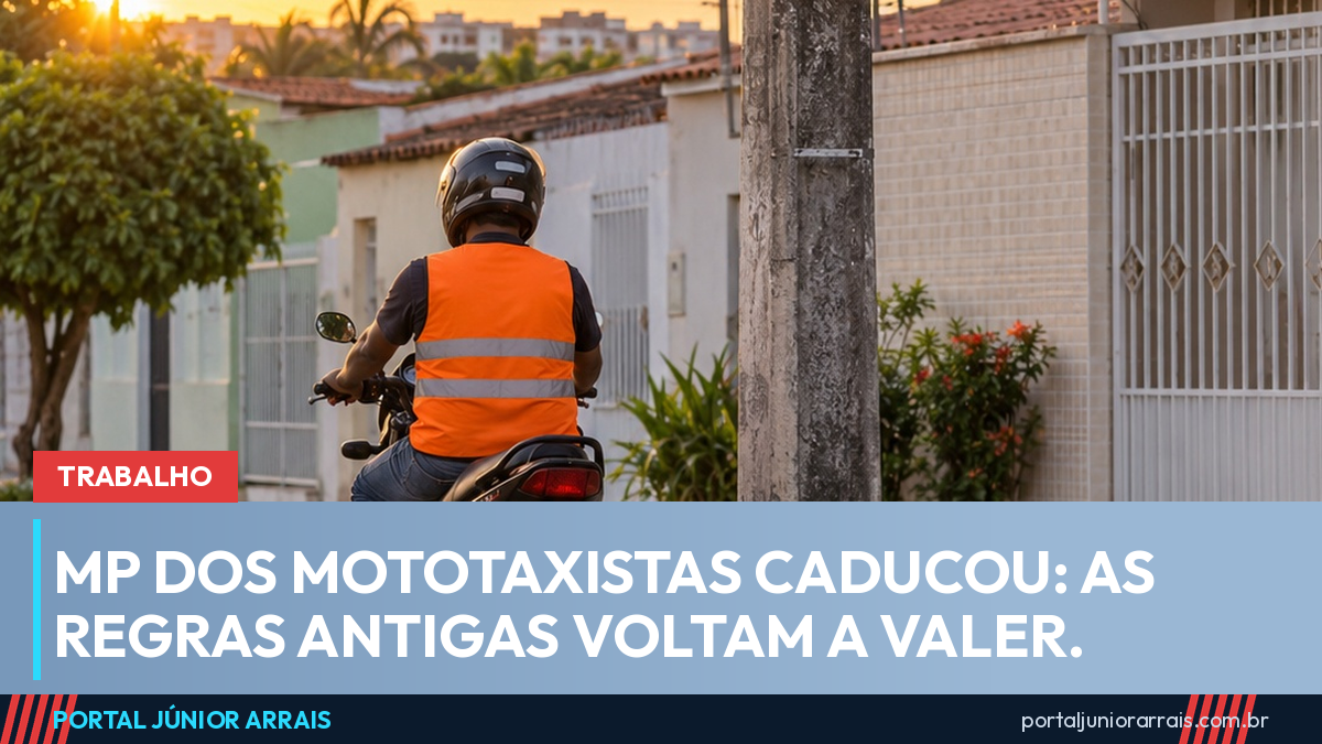 Mototaxista de colete laranja e capacete, visto de costas sobre a moto, parado em rua de bairro ao lado de uma placa PONTO DE MOTOTÁXI