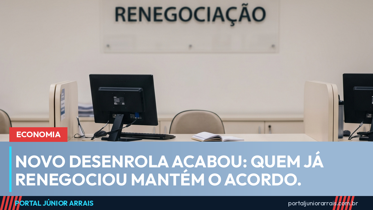 Guichê de atendimento vazio, com computador sobre o balcão claro e uma placa escrito RENEGOCIAÇÃO na parede