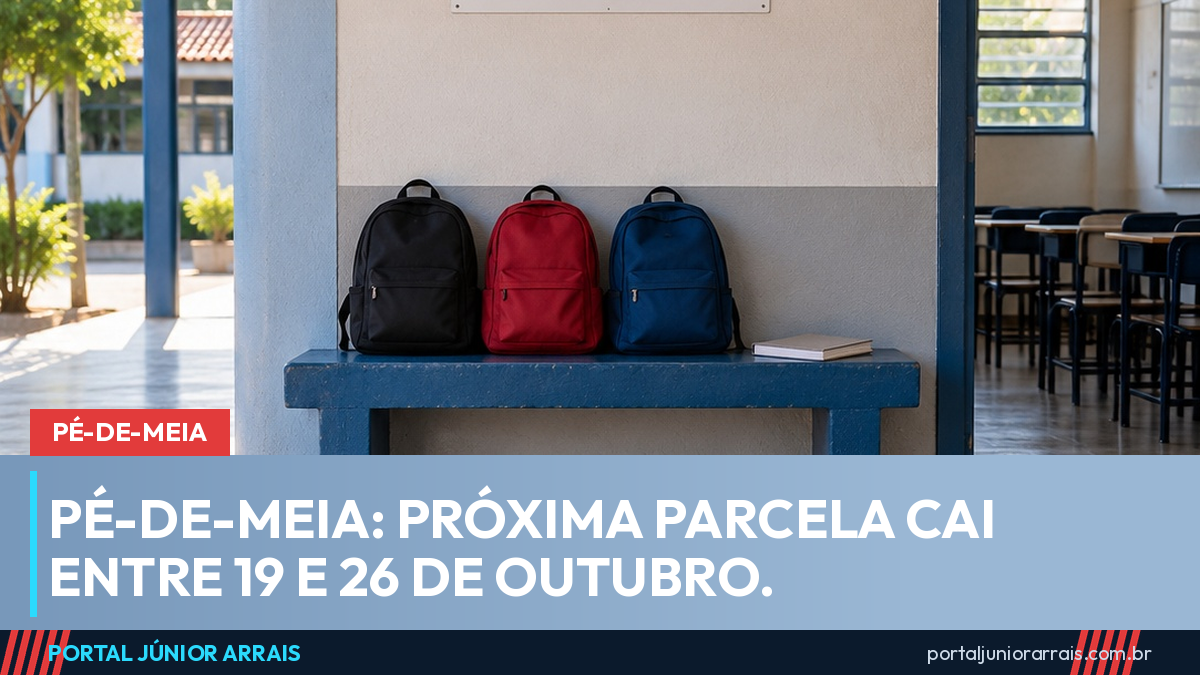 Banco de concreto azul em pátio de escola pública com três mochilas de estudante e um caderno, placa ensino médio na parede