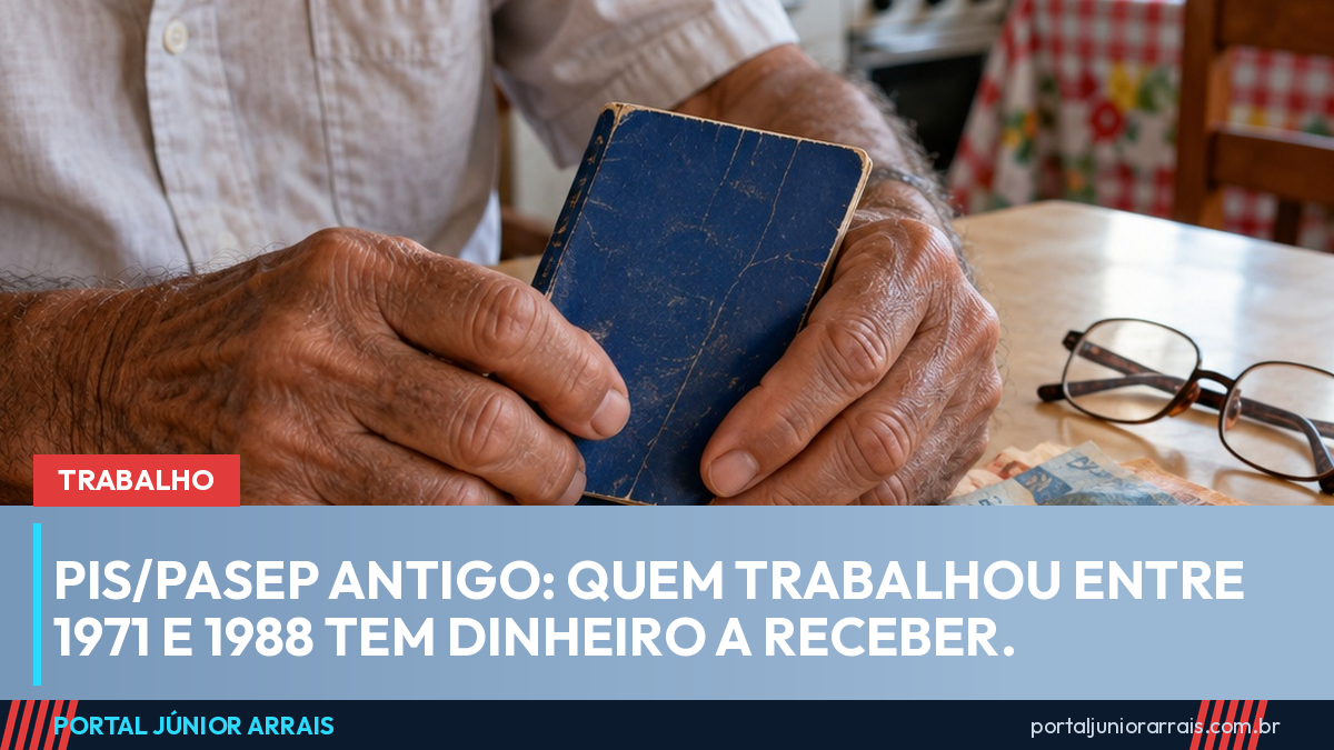 Mãos de um homem idoso sobre a mesa da cozinha segurando uma carteira de trabalho antiga fechada, ao lado de cédulas de real e óculos de leitura