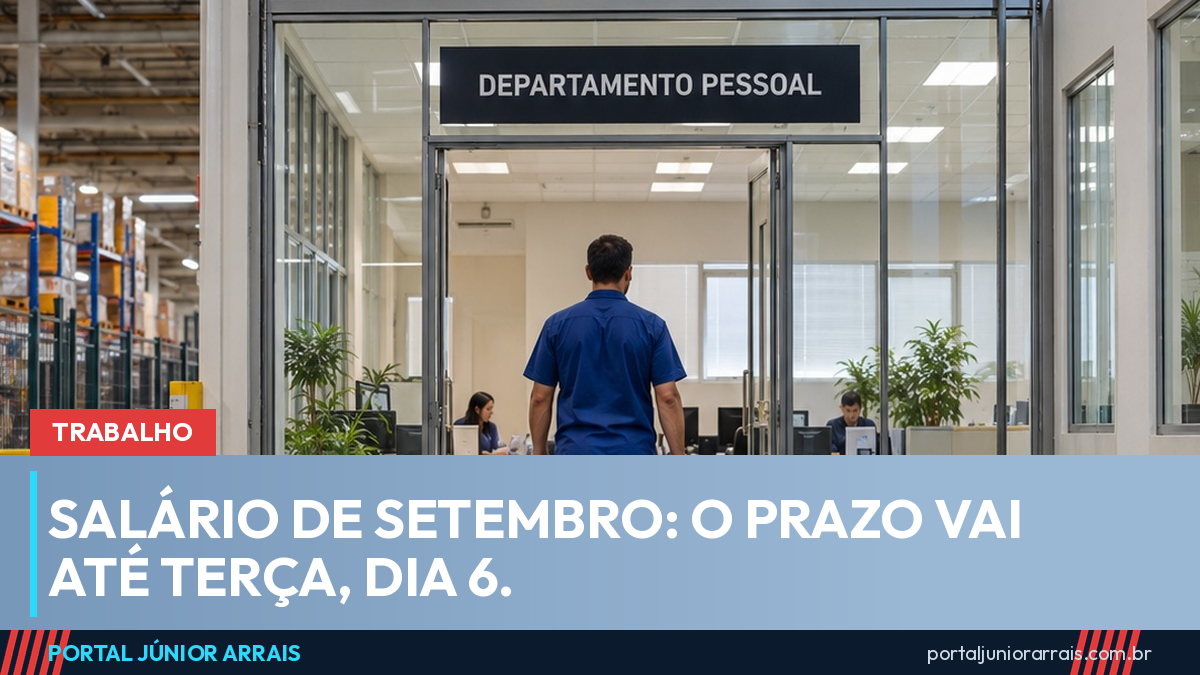 Trabalhador de uniforme azul, de costas, caminha por um galpão até a porta do departamento pessoal