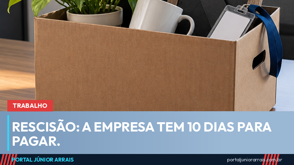 Caixa de papelão com pertences pessoais sobre uma mesa de escritório.