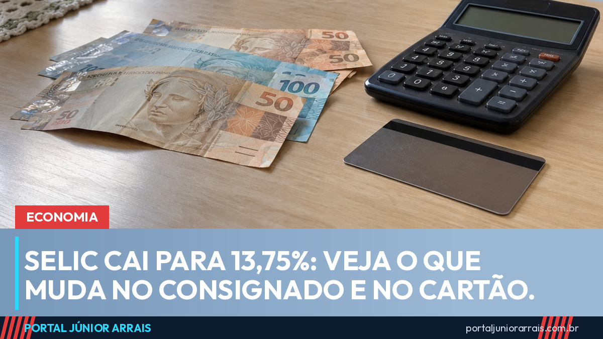 Cédulas de 50 e 100 reais sobre a mesa de madeira de uma cozinha, ao lado de uma calculadora e de um cartão virado para baixo
