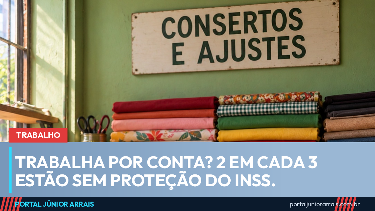 Ateliê de costura arrumado, com máquina de costura, tecidos coloridos em prateleiras e placa Consertos e Ajustes na parede verde
