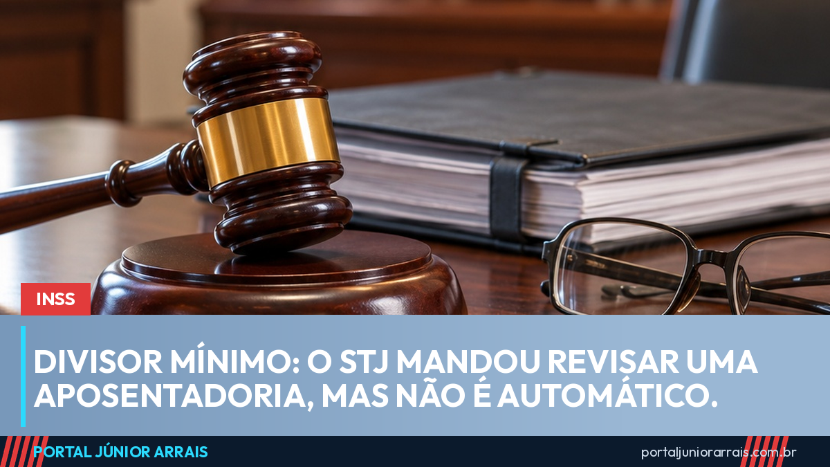 Malhete de juiz sobre mesa de madeira escura, ao lado de pasta de documentos e óculos de leitura