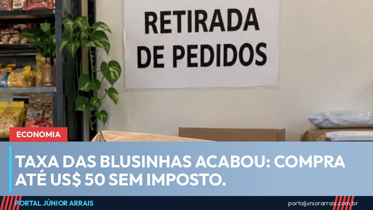 Mãos entregando um pacote de papel pardo sobre o balcão de uma loja, com cartaz escrito RETIRADA DE PEDIDOS na parede