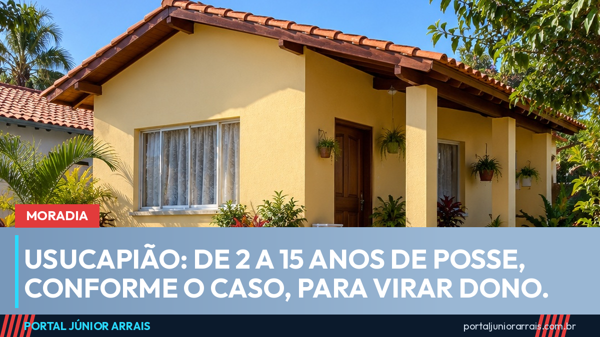 Casa térrea pintada de amarelo-claro, com varanda, vasos de plantas e cerca de madeira com um marco de concreto no canto do terreno.