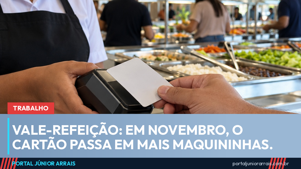 No caixa de um restaurante self-service, a mão de um trabalhador aproxima um cartão de benefício da maquininha