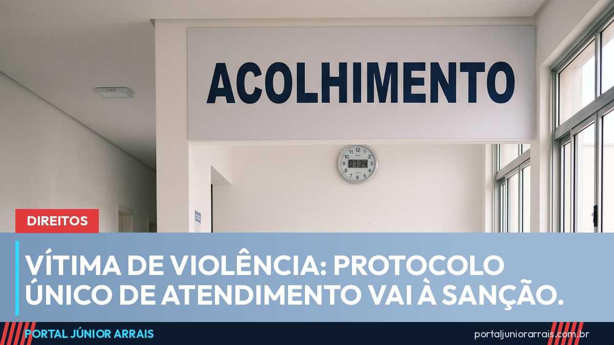 Recepção vazia de unidade de saúde pública, com balcão branco e placa ACOLHIMENTO na parede